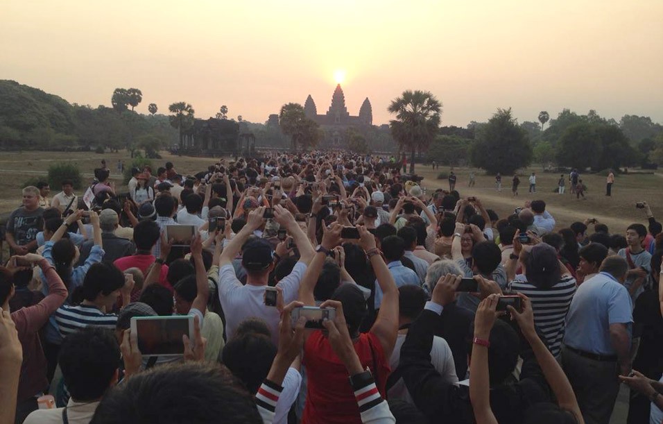 Die Besucher von Angkor Wat in Kambodscha machen Fotos von der Touristenattraktion.