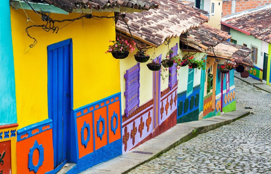bunte und atypische Häuser in Bogotá, Kolumbien
