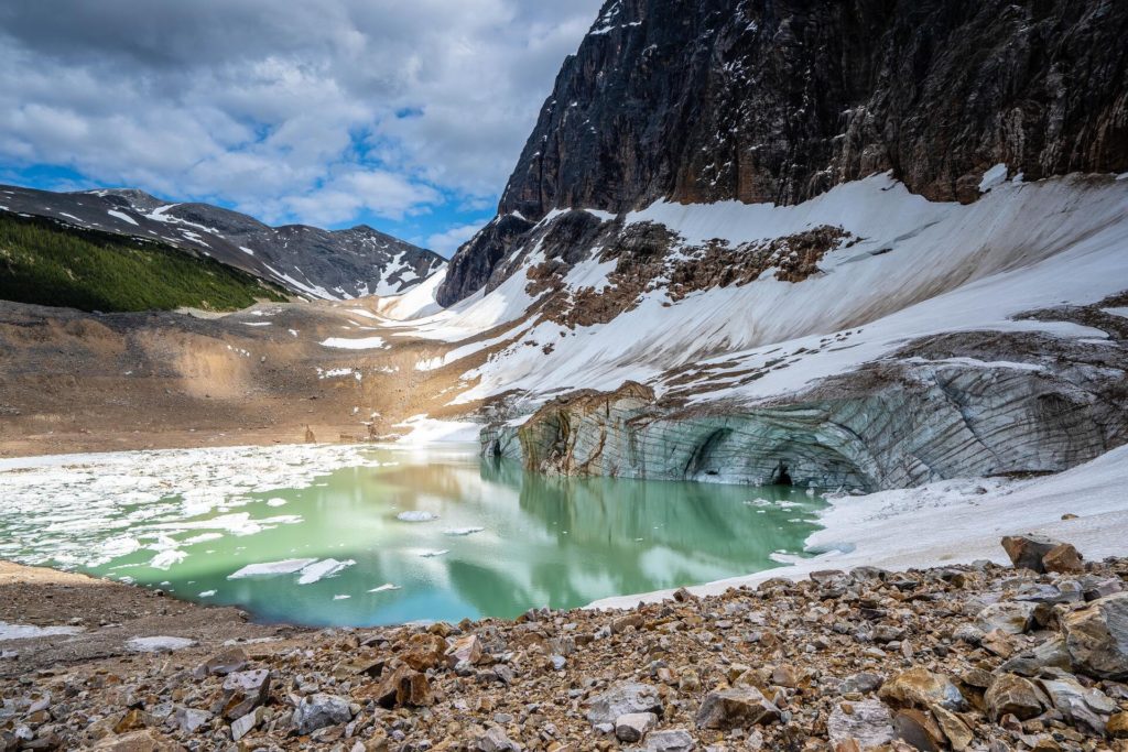 Bergsee mit Schnee