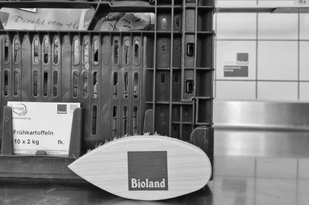 Klimaresilienz_©_Stephanie_Schiessl-sw Bioland Korb mit Lebensmitteln in Schwarz-Weiß