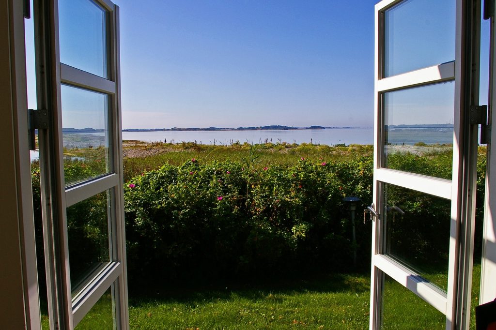 Ausblick aus dem Fenster © KRiemer Fensterausblick auf das Weinfeld und die See bei blauen Himmel und Sonne