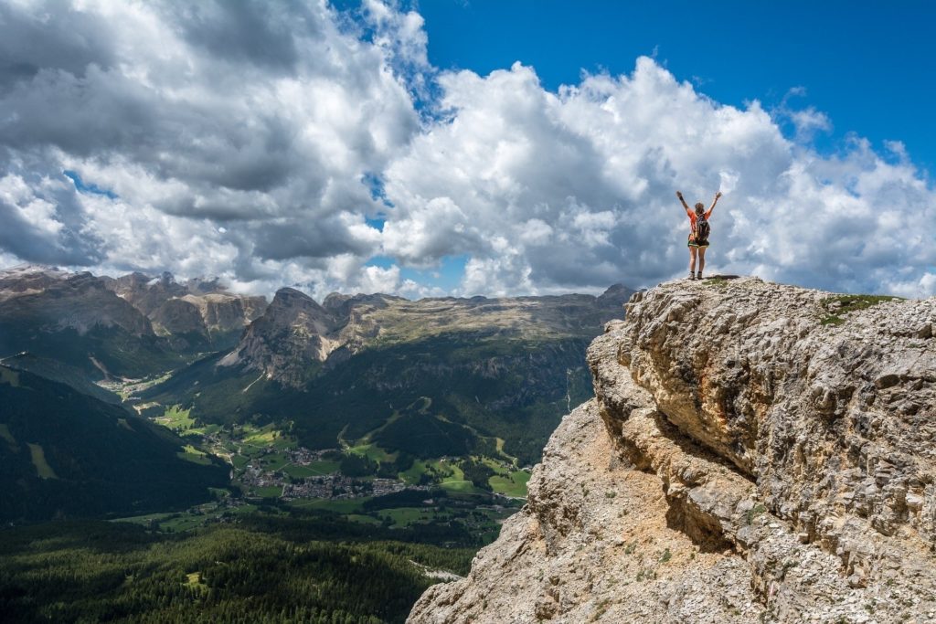 person-1245959_1920 Wanderer auf einem Berg mit Bergen und Wolken im Hintergrund