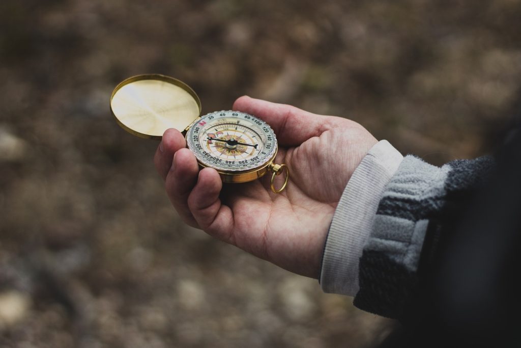 © StockSnap_pixabay Hand hält einen offenen goldenen Kompass