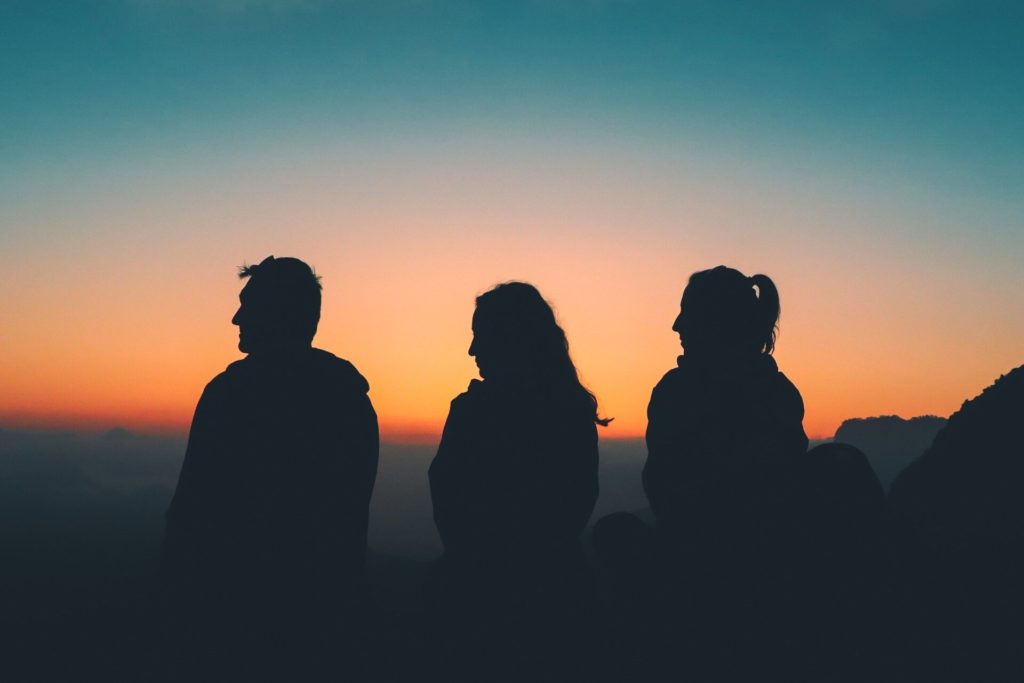Studierende-landscape-ga7e632d87_1920 Silhouetten von drei Personen beim Sonnenaufgang