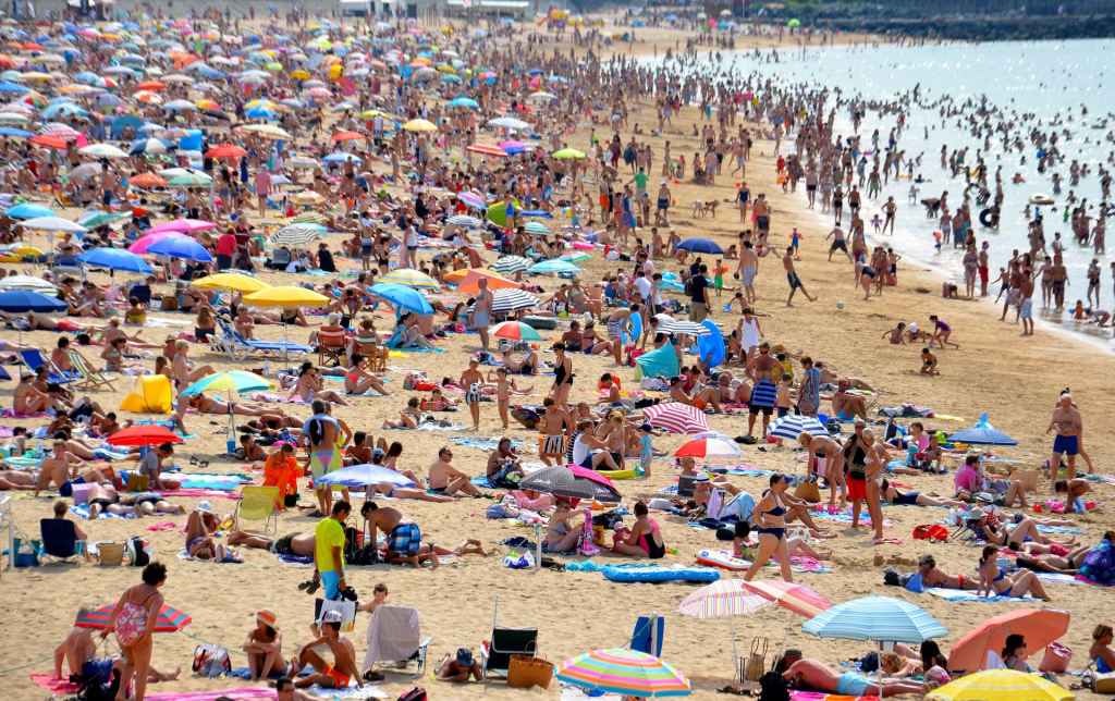 ein vollbesetzter Strand auf Mallorca 