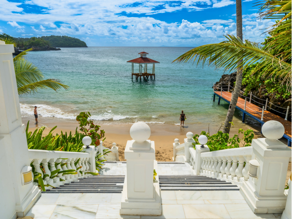 Vista de un hotel frente a la playa en Samaná, que muestra el compromiso de la región con el turismo sostenible mientras preserva su belleza natural.